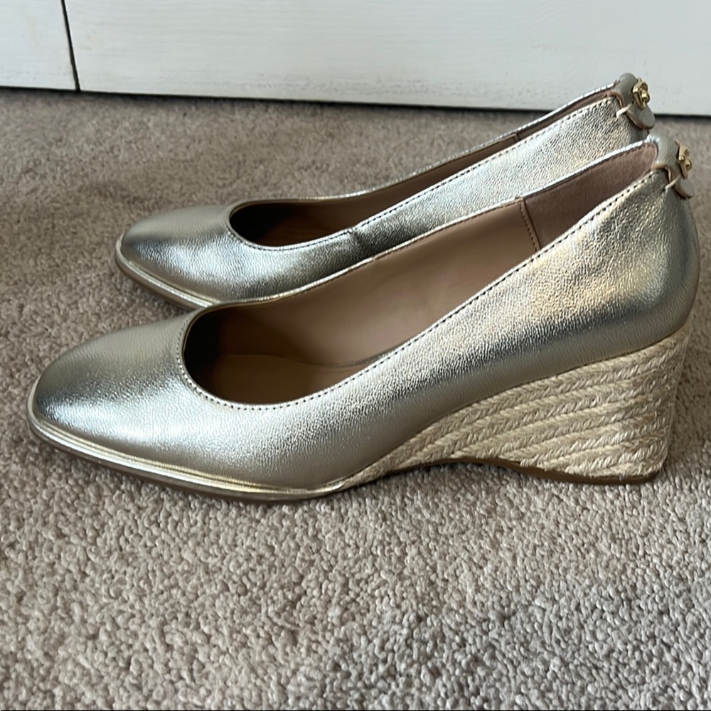 Aerosoles Gold Wedge Heels - Size 8 - Picture 3 of 8